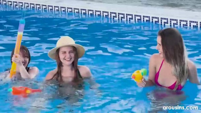 Admirable Kate Quinn and Sofi Noir's posing video