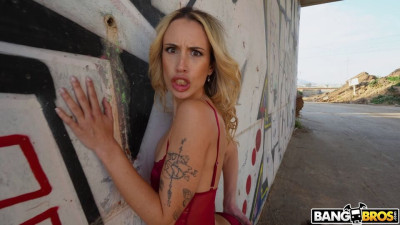 Sex hungry Mellany Lapiedra at side fuck trailer
