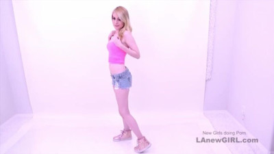 Extravagant bimbo's blondes action