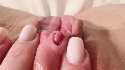 Captivating QuinnPie's wet pussy close up action