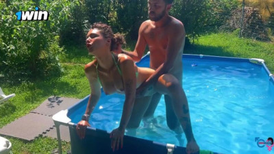 Effe e Emme's swimming pool sex scene by Verified Amateurs